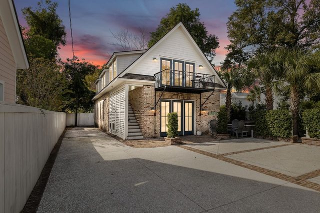 Charming Home w. 4 Beds, Heart of Downtown!