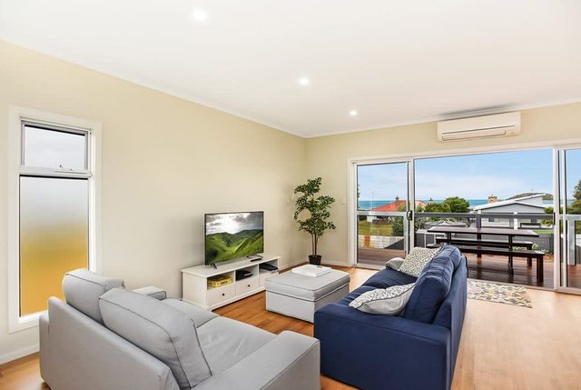 6A Giles St - Sea Views, one street from the beach!