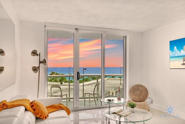 Modern Apartment-Balcony-Beachfront Condo+ Gym