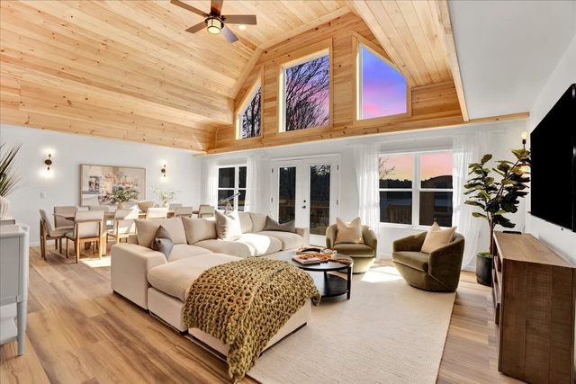 Lake Lux | Lakefront Log Cabin | Hot Tub | Sauna — Blakeslee, PA