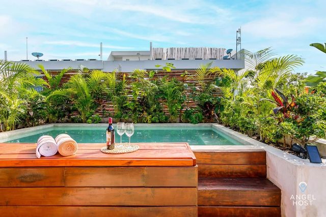 Luminous 2-Story Suite w/ Rooftop Pool & BBQ