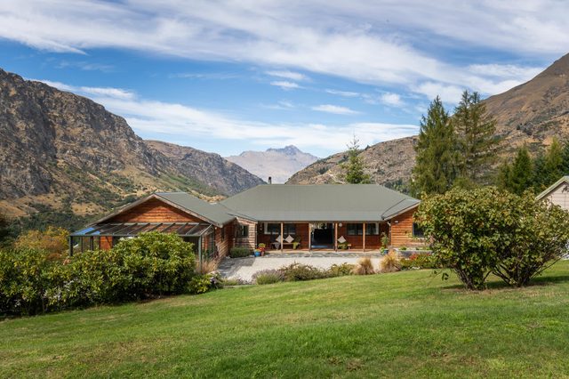Spacious Mountain View Home Close To Coronet Peak — Queenstown, Otago