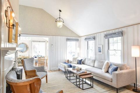 Stylish Getaway! Easy walk to Pleasant Rd Beach!