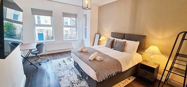 Stunning Luxury Spacious 5-Bedroom Home Near City — Greater Manchester, England