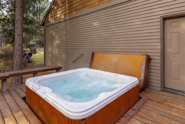 Spacious Mt. Bachelor Retreat w/ Hot Tub + Pets OK — Bend, OR