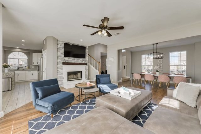 Luxury 5 BR, Jacuzzi, Gym, Near Lake for large Fam