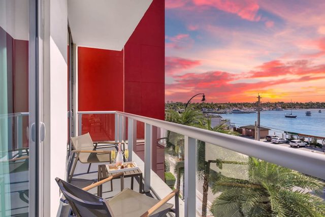 Front Bay View Terrace | Amazing Pool — Hollywood, FL