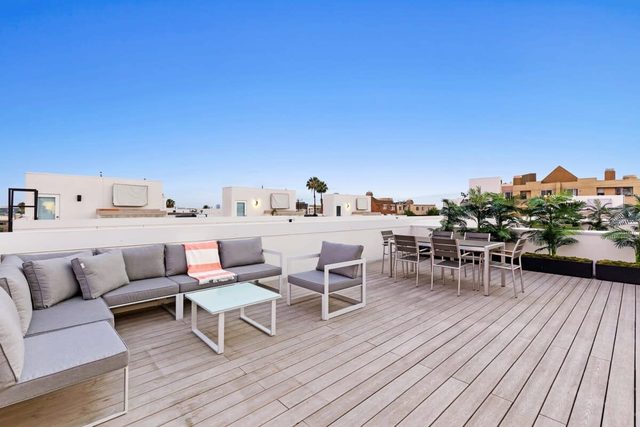 Hollywoodland #1 Townhouse by Stay Awhile Villas