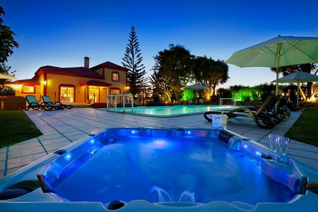 Casa Grande - 6 Bedrooms, outside kitchen, fenced pool, wheelchair friendly — Lagoa, Faro