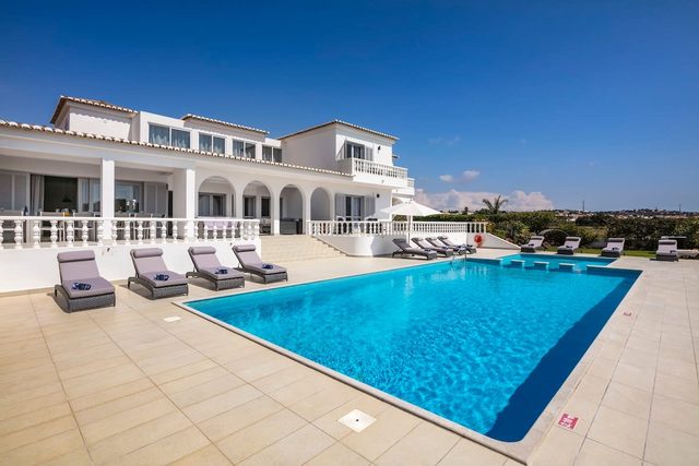 Vivenda Salgados - Fabulous 6 bedroom villa close to Albufeira, golf and beaches.