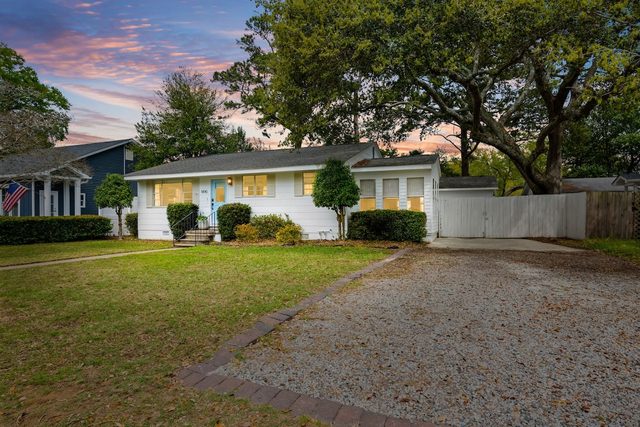The Golden Cicada | Village Charm with Back House!