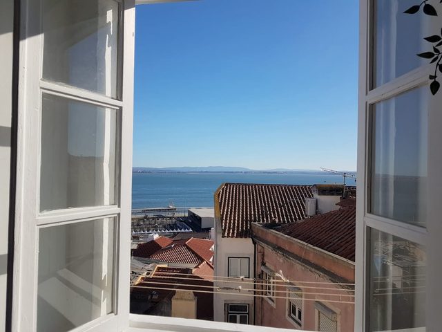 Alfama 1BR Apartment | River & Rooftop Views
