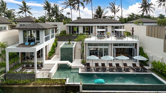 5BR Ubud Villa w/ Gym & Scooters