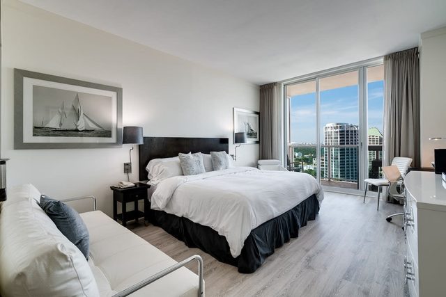 CityView Balcony Pool& Hottub. Wi-Fi. Full Kitchen