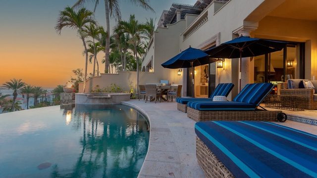 Freshly Remodeled, 2 minute walk to the beach in V