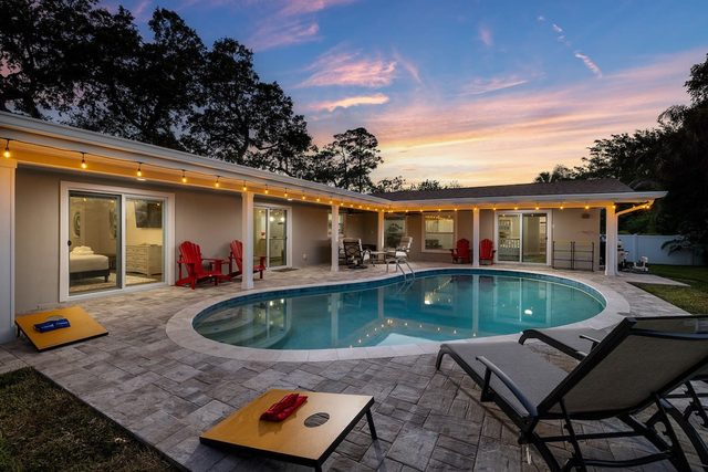 10 Mins to Beach-Heated Pool~Ping Pong+Pool Table