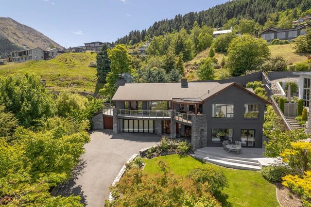 Luxury Villa Central Queenstown Lake Views + Spa — Queenstown, Otago