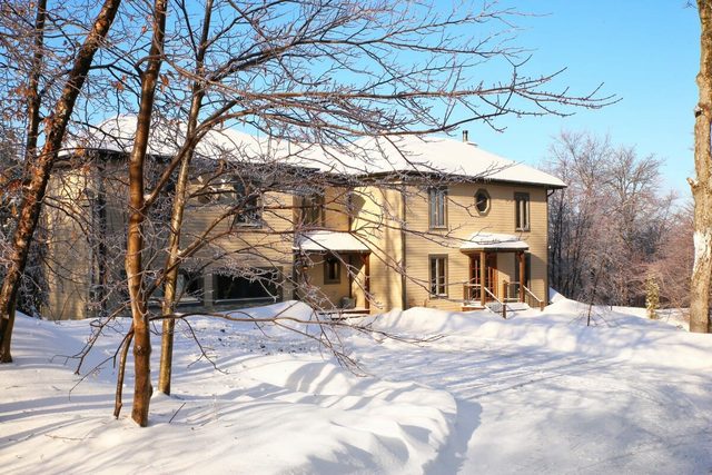 Blue Hill Pool, spa, game room, mountain view — Morin-Heights, Quebec