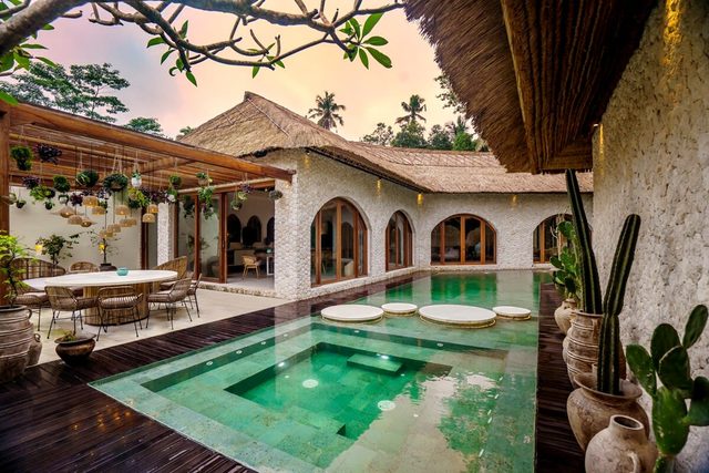 Family villa with infinity pool, jacuzzi and spa