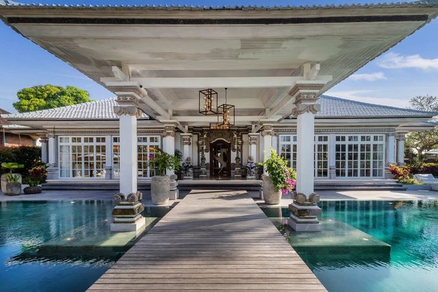Symphony White 6BR Villa w/ Private Pool in Ubud