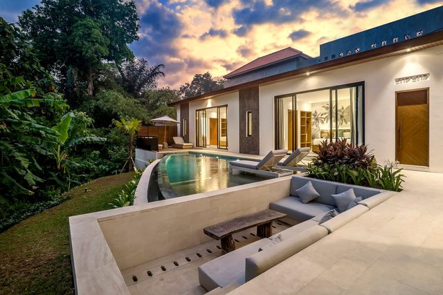 Villa Monkey Bay : 2BR w/ Infinity Pool & Bathtub