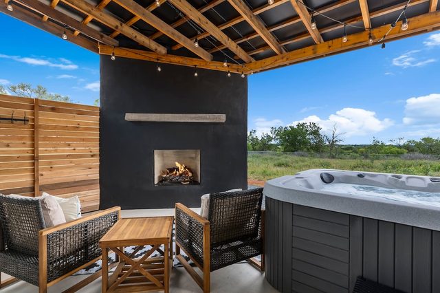 Private Hot Tub, Fireplace, Soaking Tub, In Town!