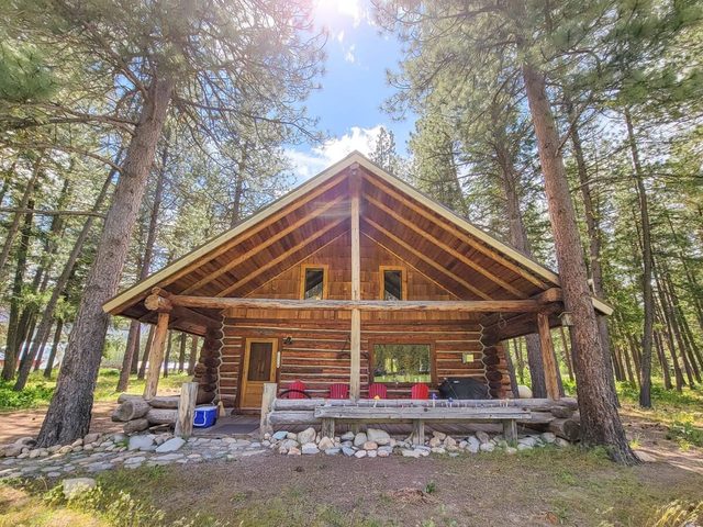 Goat Wall Cabin: log cabin retreat on the meadow