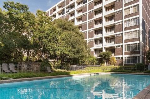 Cozy 2-Bedroom Apartment Just Steps from Company Gardens