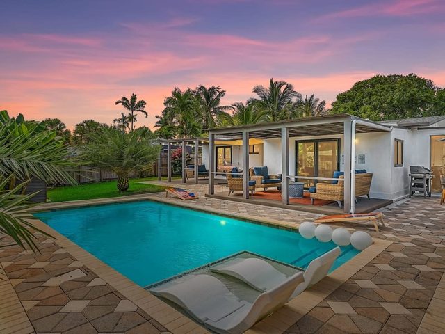 Walk 2 Wilton Drive | Heated Pool | 3mi to Beach!