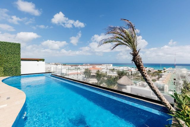Rooftop oceanview pool, gym, nightlife & beach