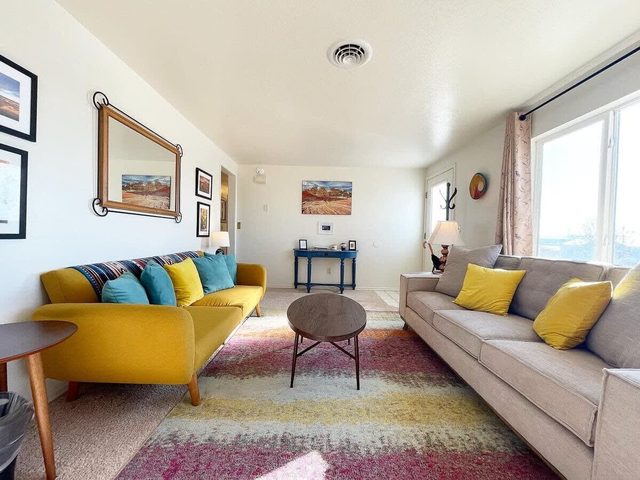 Large family home with big backyard! Near Zion National Park! Sleeps 10!