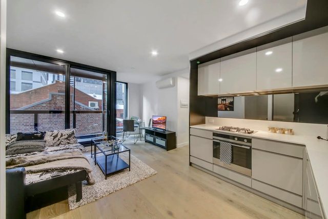 Stylish 2BR Apt, 5 Mins to Melbourne Central