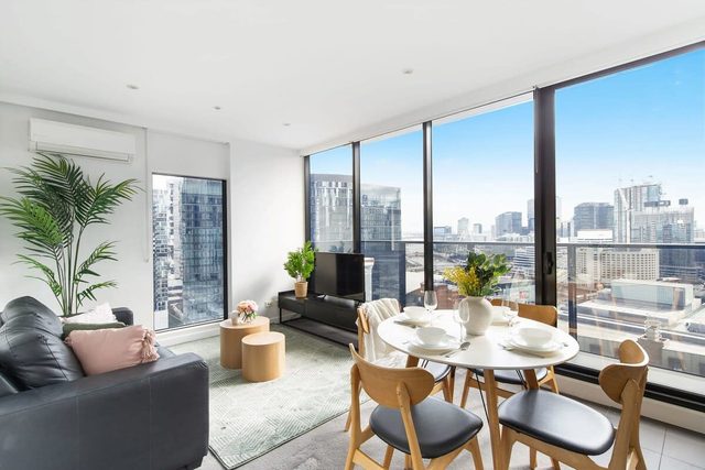 An Amazing 2BR Apt with City Views in Southbank