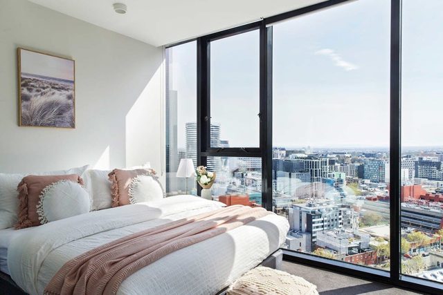 Chic 2BR Apt, Amazing Views Near Melbourne Central
