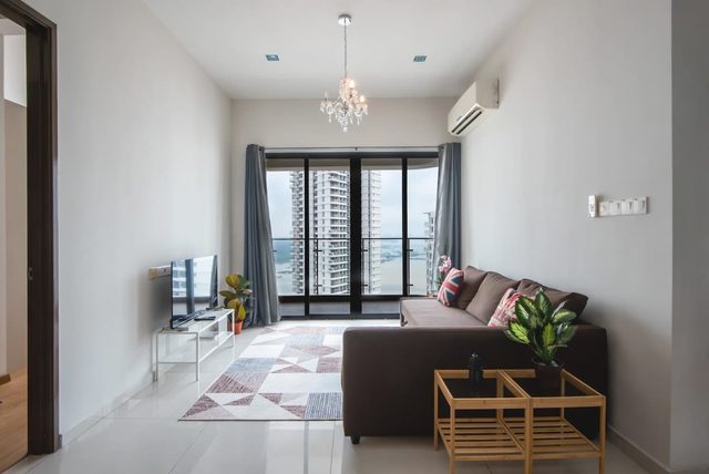 A Stylish 2BR Suite, Water Views, Free Parking