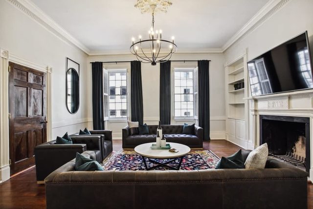 Historic 7BR Mansion Sleeps 20 | Downtown Savannah