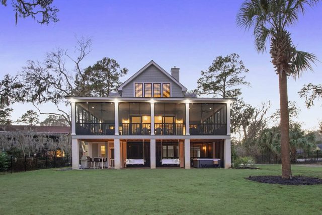 Luxurious Lakefront Home, Hot Tub & Game Room