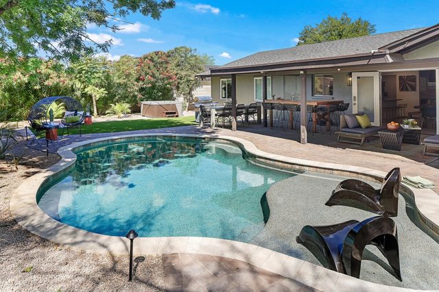 Glamorous Renovated Desert Oasis, Heated Pool, Tub