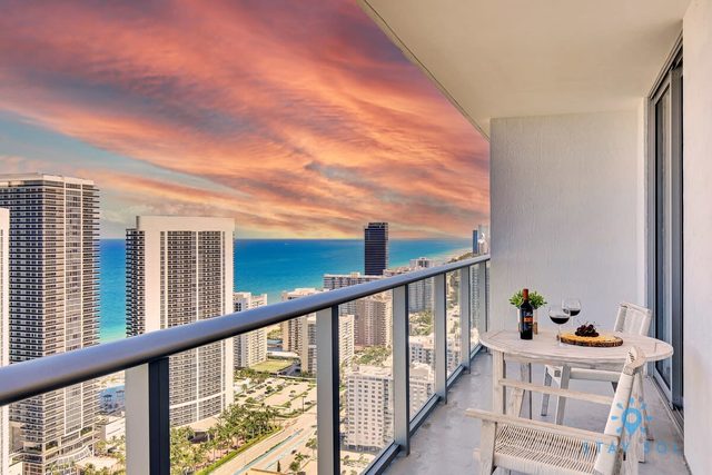 Oceanfront Luxury Retreat: Hollywood Beach