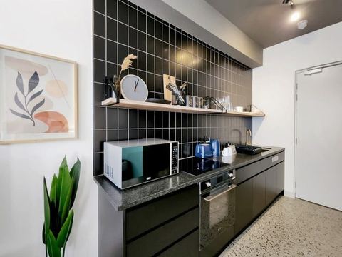 Brand new, luxury, wifi, pool with 24hr security