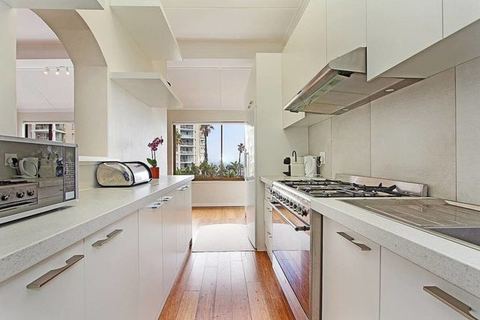 Oceans Edge Apartment Sea Point w Exquisite Views.