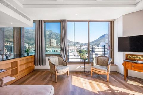 Romantic ❤ Inner City Escape w Views, Pool & Parking