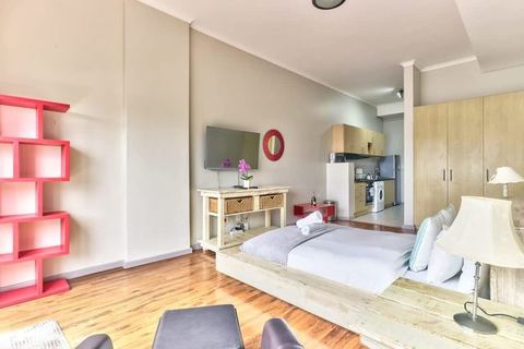Sunny natural Light Studio in upcoming Woodstock