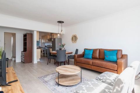 Apartment in Vredehoek with Mountain Views