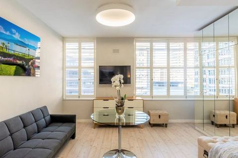 Modern, Light & Luxurious City-Centre Apartment