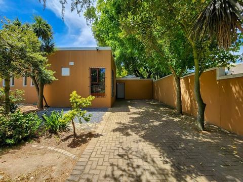 Secure, comfy cottage in leafy suburbs