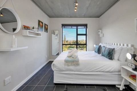Quirky, Arty Apartment with Scenic Views