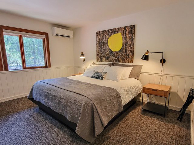 Fir - king bedroom with couch at The Inn At Mazama — Mazama, WA