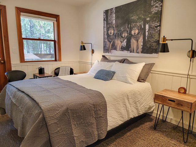 Aspen - queen bedroom w/deck at The Inn At Mazama