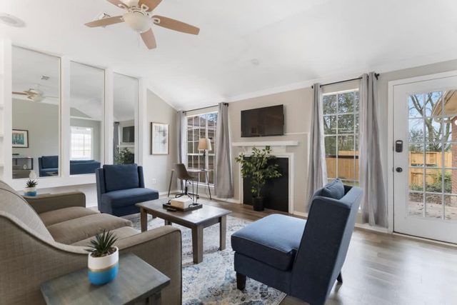 Fenced Yard, Near Shops & Dining- Capital City Gem